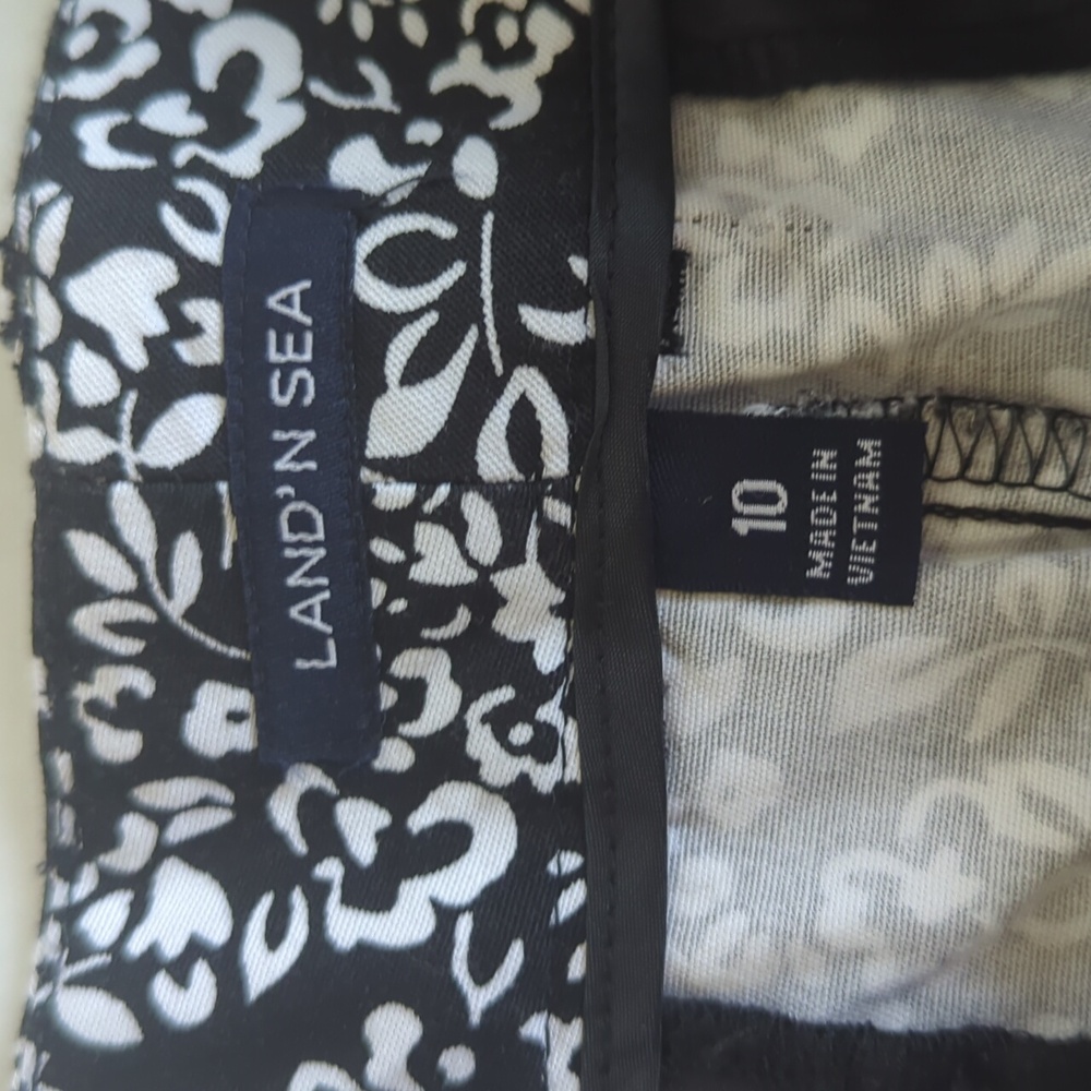 NWT Land'N Sea Floral Shorts 10 Black White Pockets Pattern - Picture 4 of 13